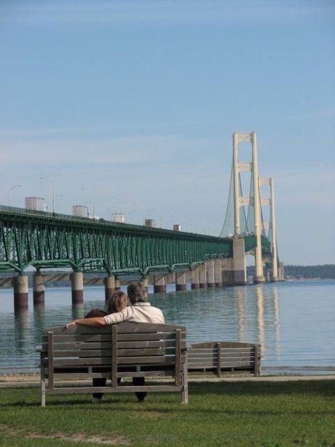 Parkside Inn Bridgeview Mackinaw City Ngoại thất bức ảnh