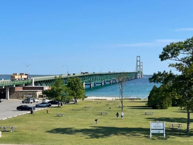 Parkside Inn Bridgeview Mackinaw City Ngoại thất bức ảnh