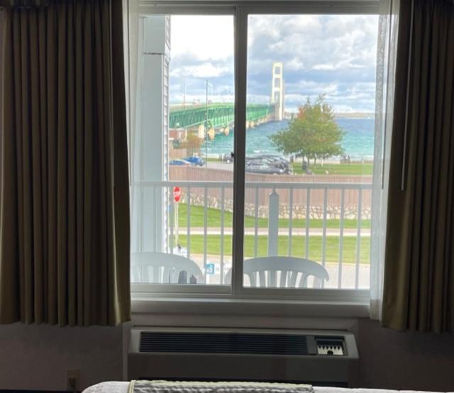 Parkside Inn Bridgeview Mackinaw City Ngoại thất bức ảnh
