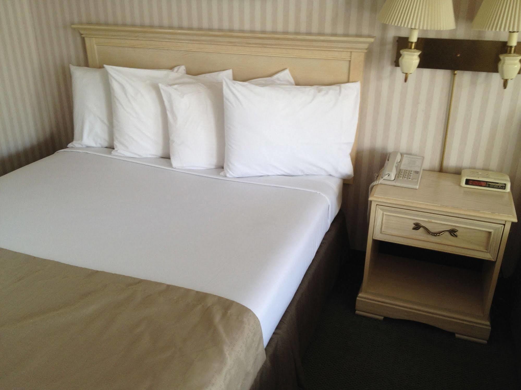 Parkside Inn Bridgeview Mackinaw City Ngoại thất bức ảnh
