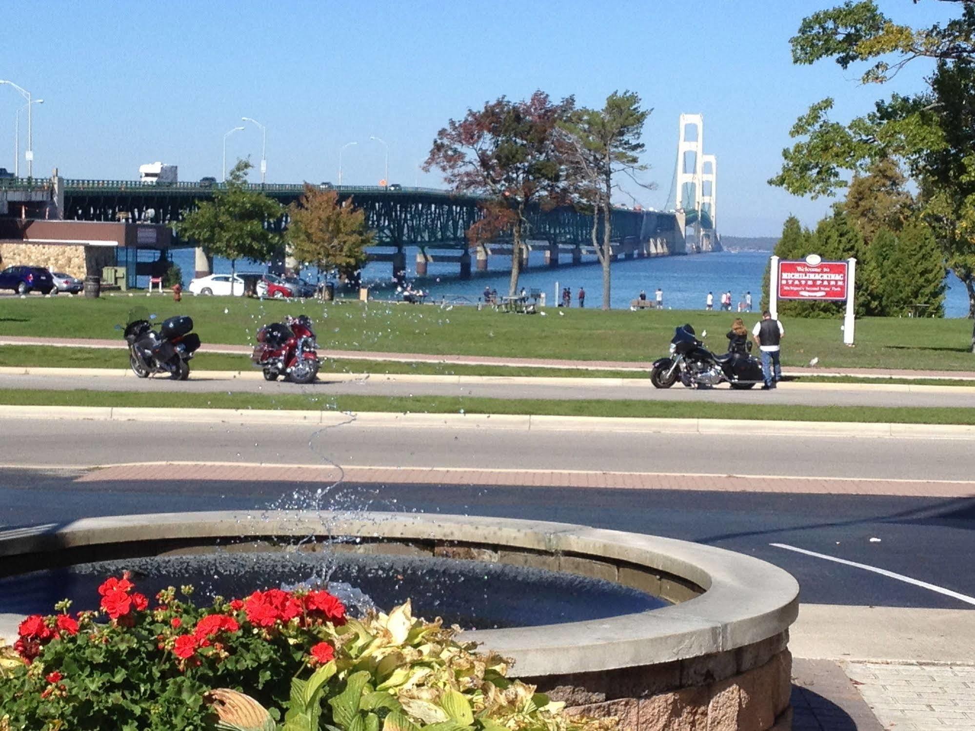 Parkside Inn Bridgeview Mackinaw City Ngoại thất bức ảnh